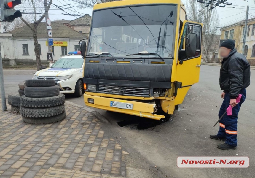 В центре Николаева столкнулись автобус и «Жигули»