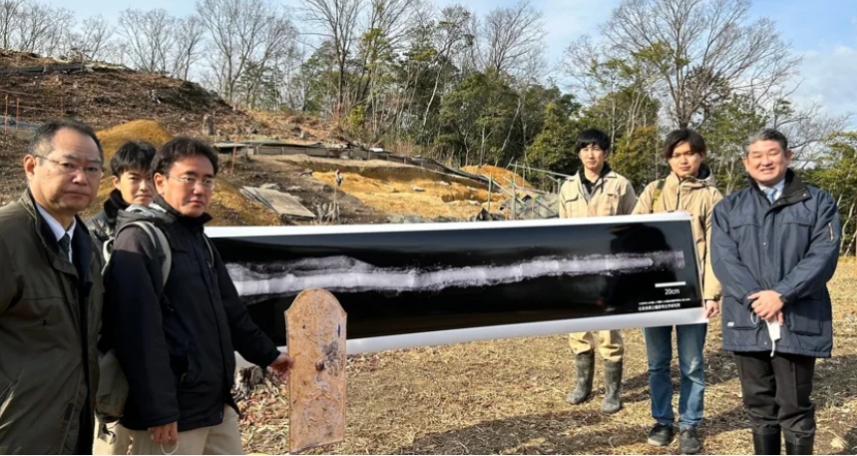 У японській гробниці знайшли найдовший меч та стародавнє бронзове дзеркало (фото)