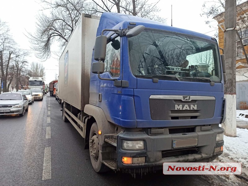 В центре Николаева столкнулись три грузовых авто: на Большой Морской пробка