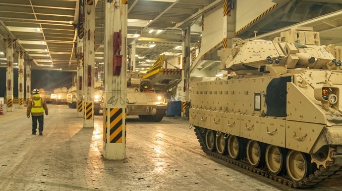 США відправили першу партію з понад 60 БМП Bradley до України, – командування