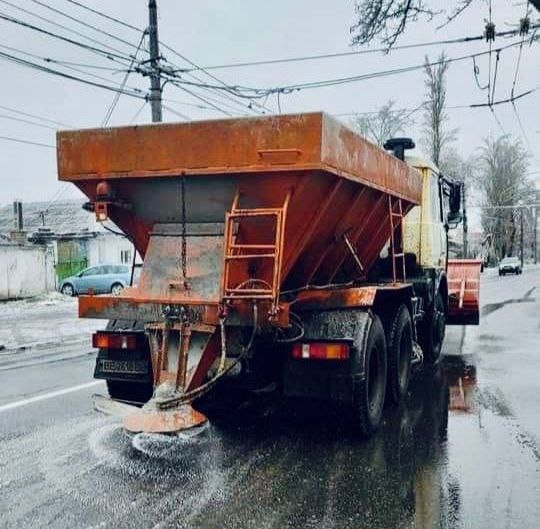 На дороги Миколаєва за ніч висипали 7 тонн солі