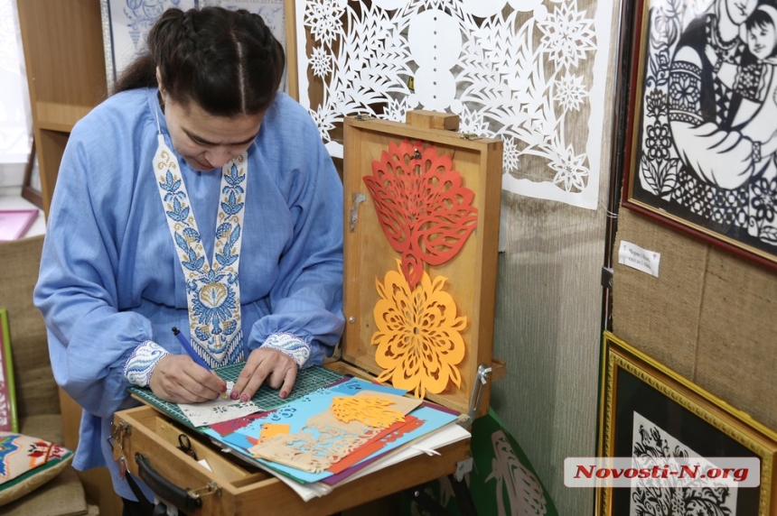 Витинана душа Любові Запісочної: у Миколаєві відкрилася виставка відомої майстрині (фоторепортаж)