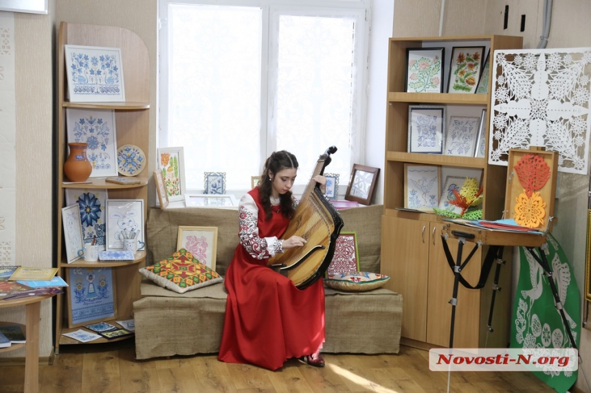 Волшебная вытынанка Любови Запесочной: в Николаеве открылась выставка известной мастерицы (фоторепортаж)