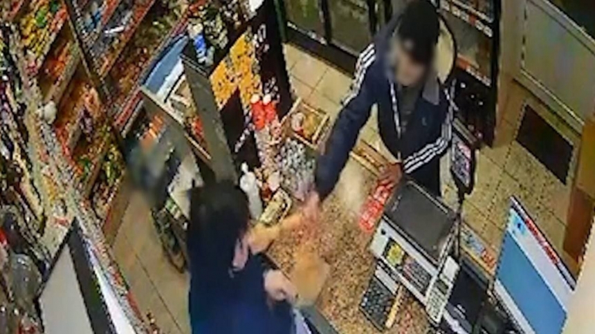В Обухові хоробра продавчиня відібрала у грабіжника палку і виштовхнула з магазину (відео)