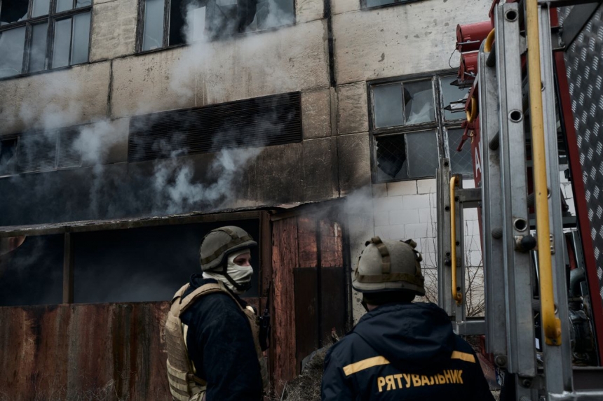 Російські війська вранці обстріляли Херсон: влучили у ліцей, почалася пожежа