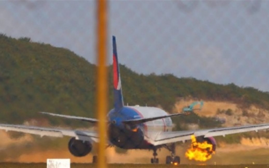 В Таиланде во время взлета загорелся российский самолет (видео)