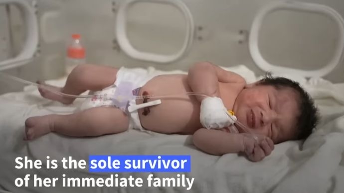 В Сирии из-под завалов дома спасли младенца, связанного пуповиной с мертвой матерью (видео)