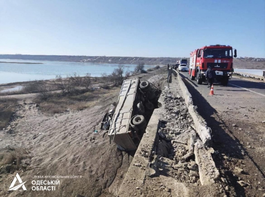 Под Коблево фура слетела в кювет (фото)