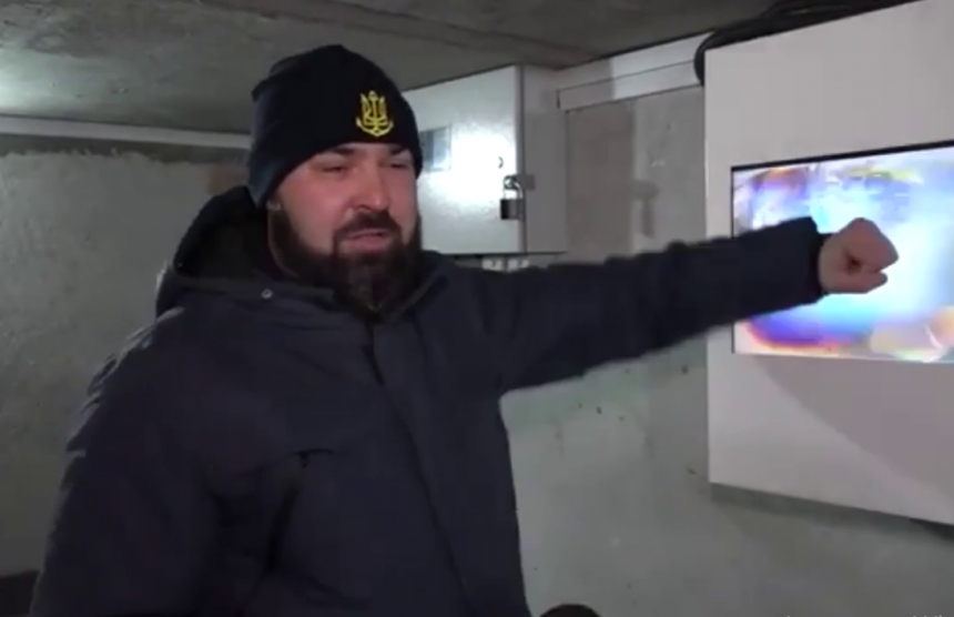 В Николаеве директор КП кулаком попытался разбить монитор в бомбоубежище (видео)