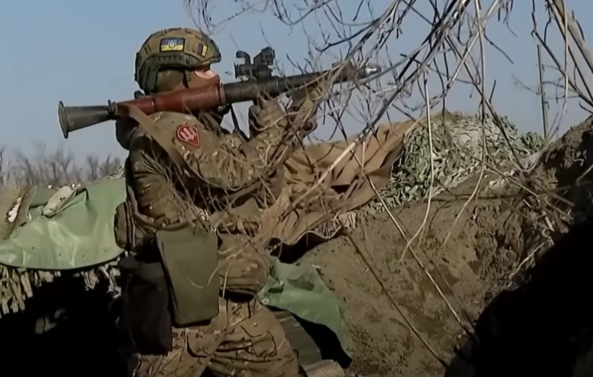 Миколаївські десантники утримують Мар'їнку: репортаж із передової (відео)