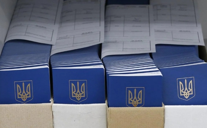 Украинцам рассказали о сроках хранения заказанных загранпаспорта и ID-карты