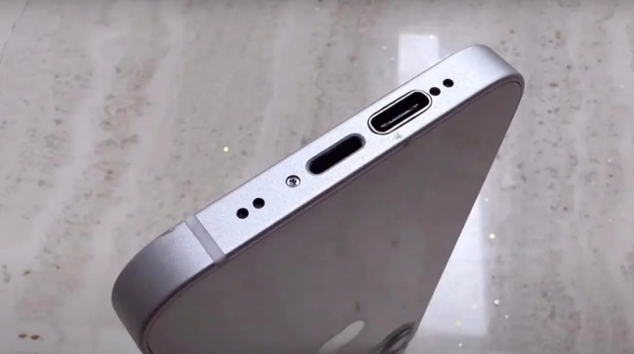 Створено перший у світі iPhone із двома портами для зарядки (відео)