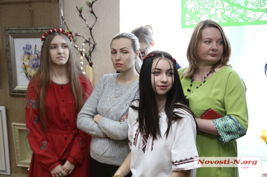 Скручене та вишите: у Миколаєві відкрилася «Квіткова симфонія кохання» (фоторепортаж)