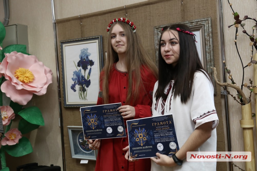 Скрученное и вышитое: в Николаеве открылась «Квіткова симфонія кохання» (фоторепортаж)