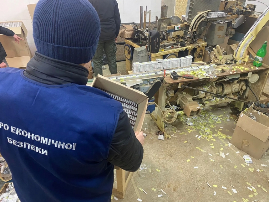 На Миколаївщині «накрили» незаконний цех з виробництва цигарок