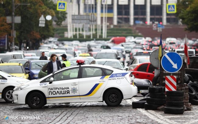 У Києві зранку перекрили центр міста: очевидці повідомляють про кортеж біля американського посольства