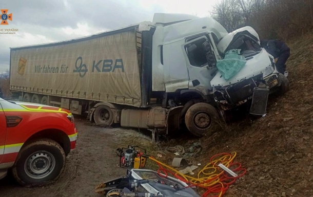 В Закарпатье микроавтобус столкнулся с грузовиком: среди погибших - ребенок