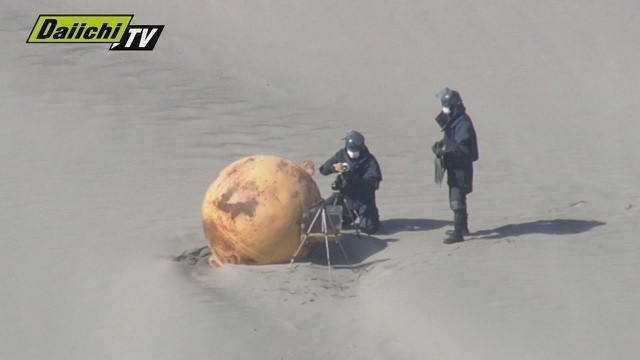 На берегу моря в Японии обнаружен неизвестный шар (видео)