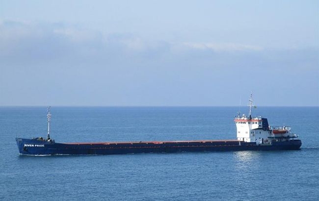 Разломился пополам: в Черном море затонул российский сухогруз (видео)