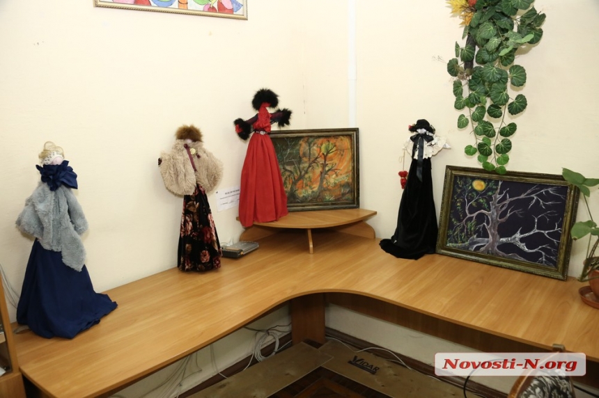 «Танець рук, музика серця»: у Миколаївській бібліотеці відкрилася виставка ляльок та картин миколаївської майстрині (фоторепортаж)