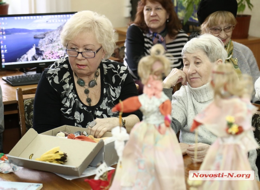 «Танець рук, музика серця»: в библиотеке открылась выставка кукол и батика николаевской мастерицы (фоторепортаж)