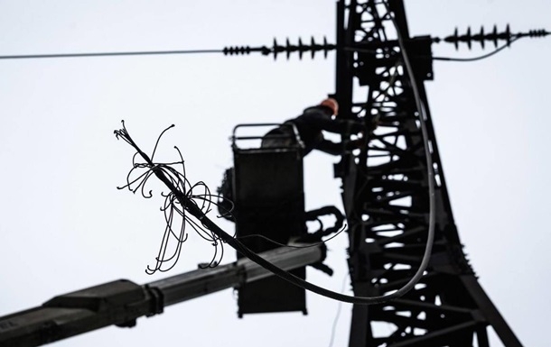 В пяти областях Украины снова отключают электричество