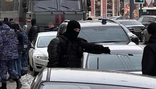  В центре Петербурга мужчина с «коктейлями Молотова» подстрелил омоновца (видео)