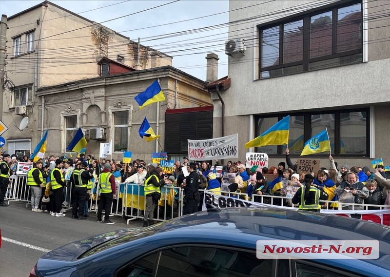 Николаевцы в годовщину Несокрушимости вышли с митингом к консульству РФ. ФОТО, ВИДЕО