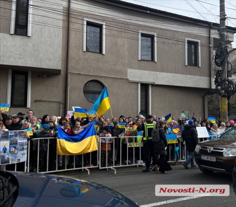 Николаевцы в годовщину Несокрушимости вышли с митингом к консульству РФ. ФОТО, ВИДЕО