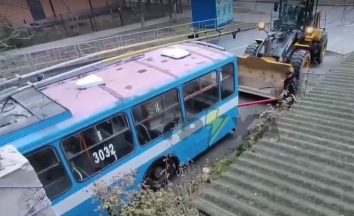 У Миколаєві тролейбус в'їхав у двори – водію стало погано. ВІДЕО