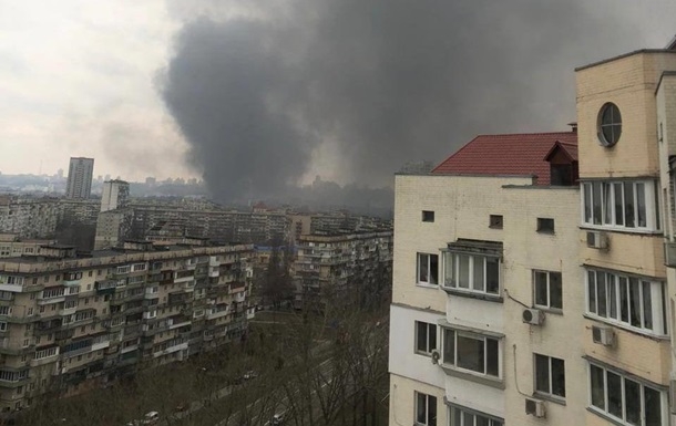 В Киеве горит предприятие (видео)