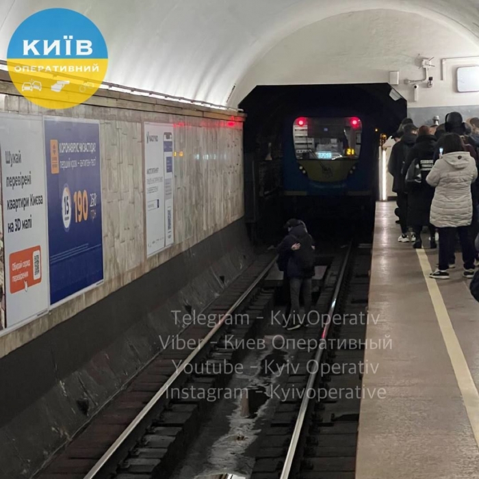 В Киеве девушка прыгнула на рельсы метро и шла навстречу поезду