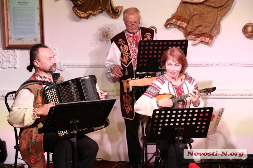 С Украиной в сердце к Победе: в Николаевском театре выступили артисты филармонии (ФОТО)