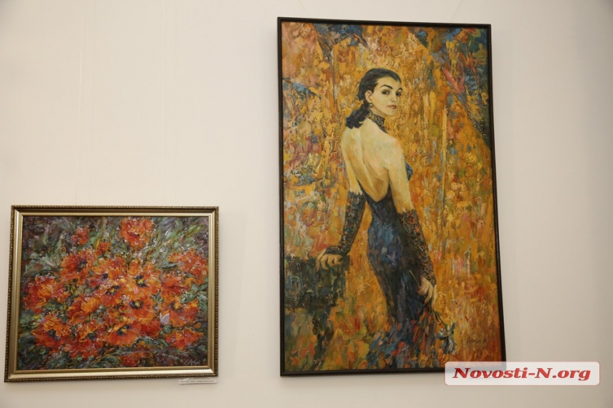 Заради краси, жінок та мистецтва: у миколаївському театрі відкрилася виставка «Квітучі Весни» (фоторепортаж)
