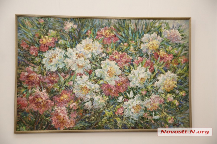 Заради краси, жінок та мистецтва: у миколаївському театрі відкрилася виставка «Квітучі Весни» (фоторепортаж)