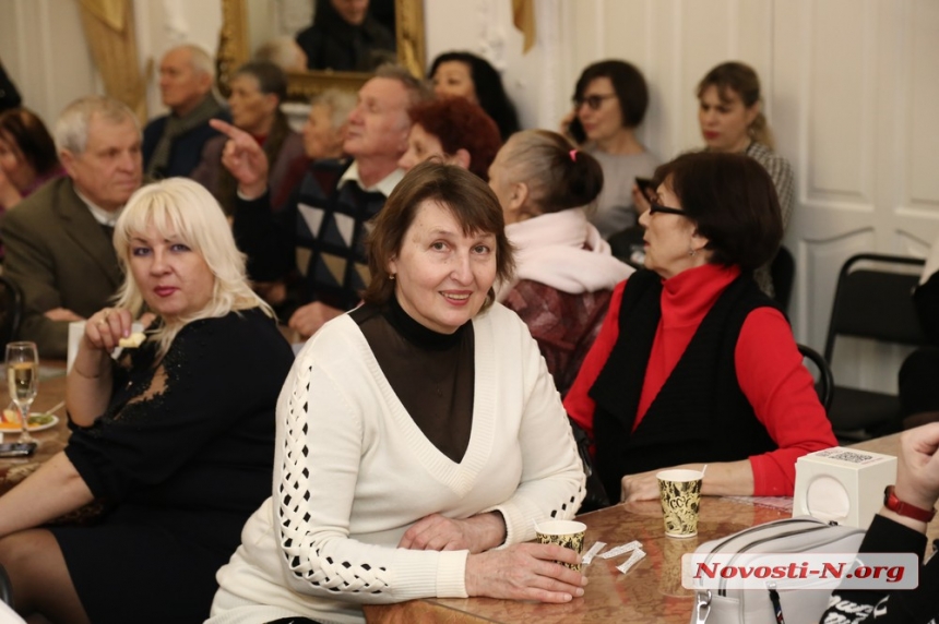 Во имя красоты, женщин и искусства: в николаевском театре открылась выставка «Квітучі Весни» (фоторепортаж)
