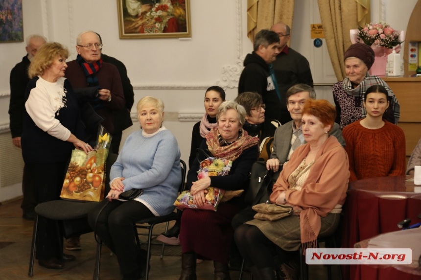 Заради краси, жінок та мистецтва: у миколаївському театрі відкрилася виставка «Квітучі Весни» (фоторепортаж)