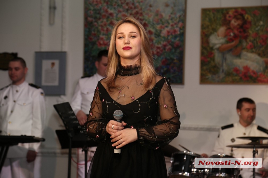 Во имя красоты, женщин и искусства: в николаевском театре открылась выставка «Квітучі Весни» (фоторепортаж)