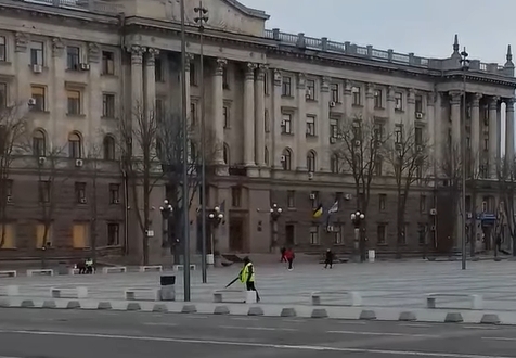 У мережі показали, як із Сірої площі в Миколаєві «здувають порошинки» (відео)