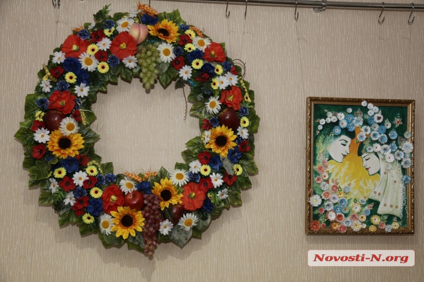 Искусство во имя жизни: в Николаеве открылась выставка-аукцион «Весна як жінка, жінка як весна» (фоторепортаж)