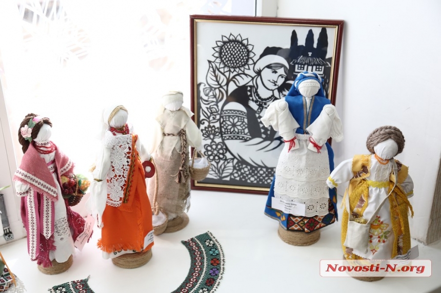 Искусство во имя жизни: в Николаеве открылась выставка-аукцион «Весна як жінка, жінка як весна» (фоторепортаж)