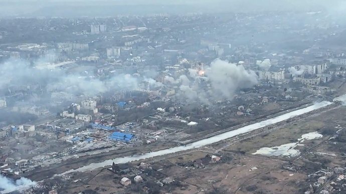 Украина проводит ограниченный тактический отвод войск в Бахмуте, – ISW