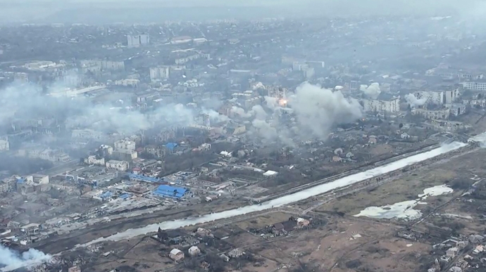 Україна проводить обмежене тактичне відведення військ у Бахмуті, – ISW