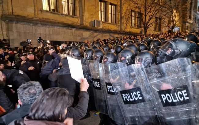 Використовують газ та водомет. У Грузії поліція розганяє протестувальників проти скандального закону (відео)