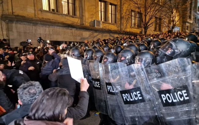 Используют газ и водомет. В Грузии полиция разгоняет протесты против скандального закона (видео)