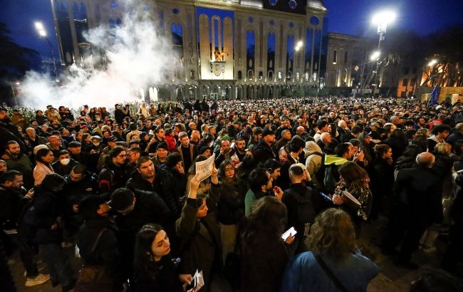 В Грузии протестующие осаждают парламент из-за отказа отменить закон об «иноагентах»
