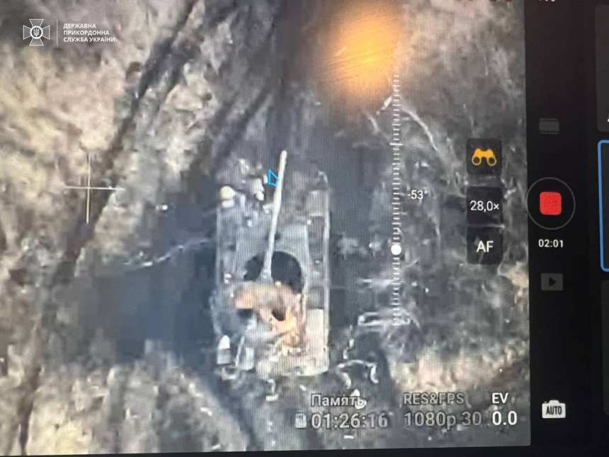 У танка зірвало вежу: прикордонники показали знищення російської техніки (відео)