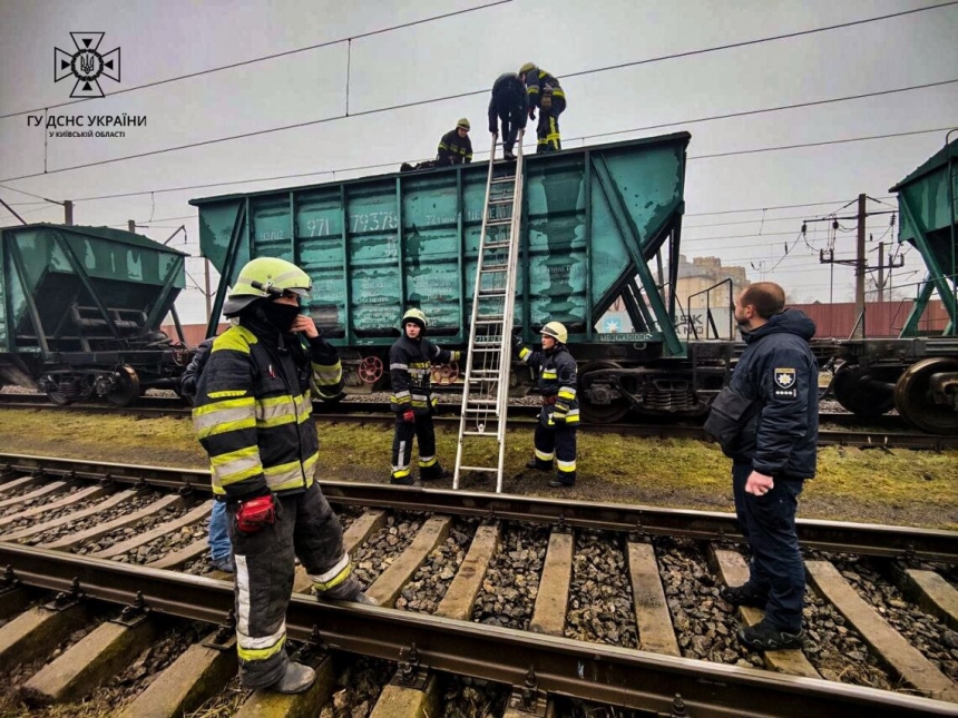 В Киевской области подросток залез на крышу поезда и погиб от удара током