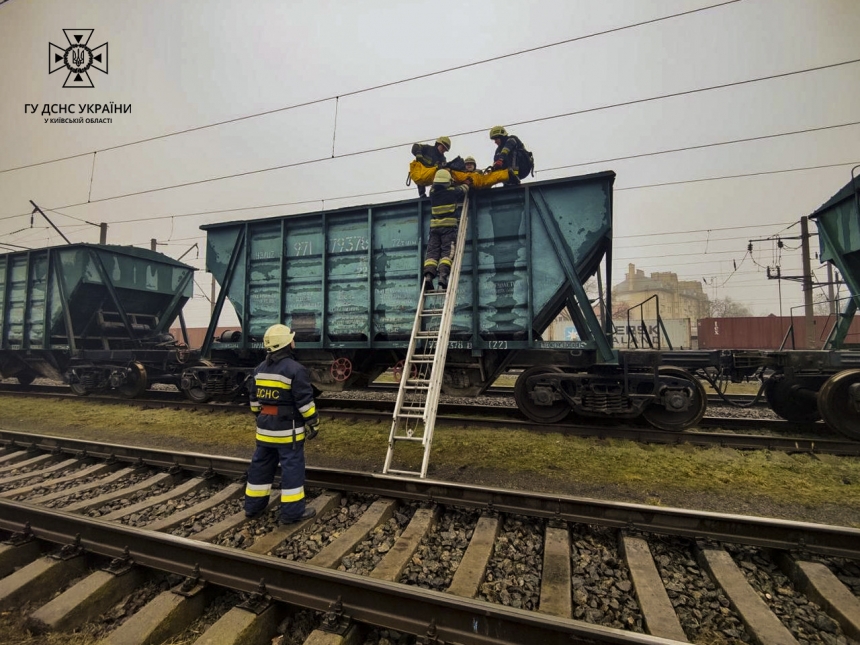 Смертельное фото на крыше поезда: под Киевом из-за опасных развлечений погиб подросток