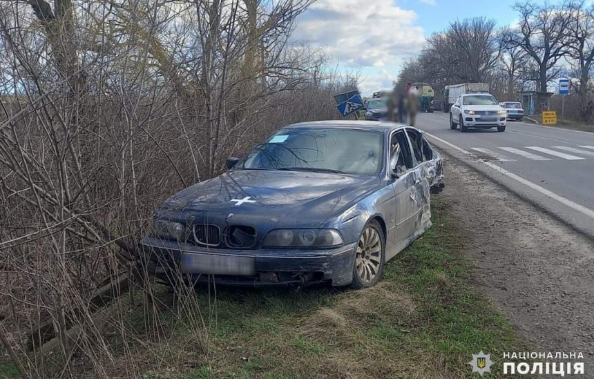 В Николаевской области BMW влетел в припаркованный грузовик — погиб мужчина